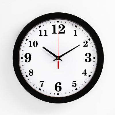 2436471 Часы настенные Классика, арабские цифры, черный обод, 28х28 см