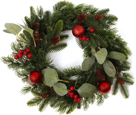 venok_dekorativnyy_khvoynyy_prazdnichnyy_s_yagodami_listyami_shishkami_i_elochnymi_sharami_d38kh10sm