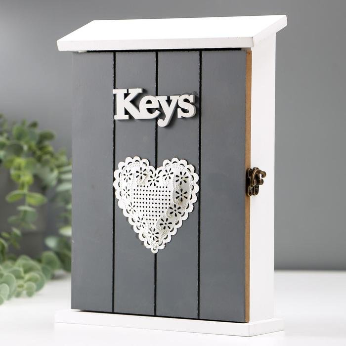 3004646 Ключница дерево 6 крючков Ключи.Сердце серая с белым 26х19х6 см