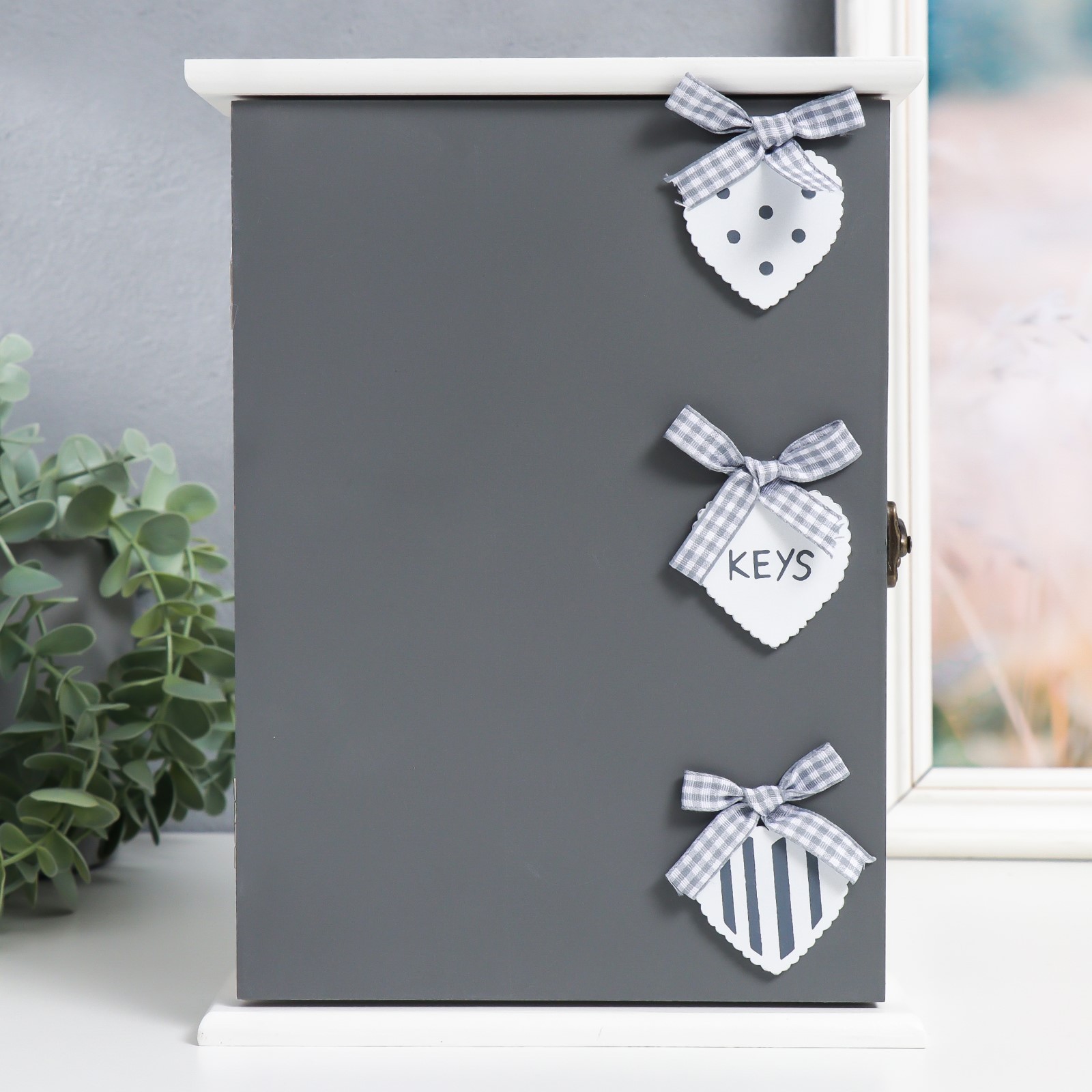 9068909 Ключница дерево Три сердечка серая 6х19х25,5 см